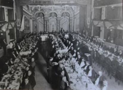 Celebración del día de la Independencia en la platea del cine Español, en 1920.