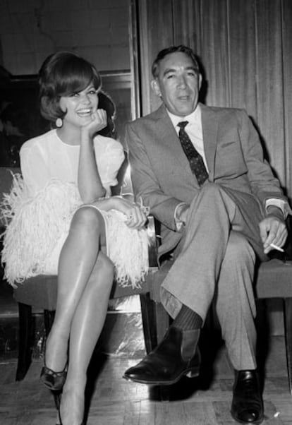 Madrid, 17 de mayo de 1965. Los actores Claudia Cardinale (i) y Anthony Quinn(d) inician, junto a  Alain Delon y Maurice Ronet, el rodaje de <i>Los centuriones</i>, motivo por el que se celebra un cóctel en un céntrico hotel madrileño.