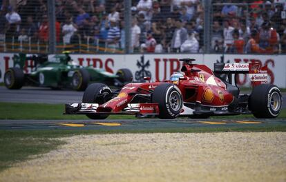 Fernando Alonso, por delante de Marcus Ericsson.