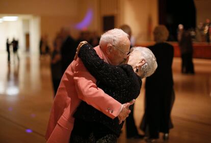 Donald Smitherman, de 98 años, besa su mujer Marlene al final un baile.