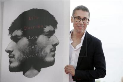 Elio Quiroga, ahir al Festival de Sitges amb la portada de la seva novel·la.