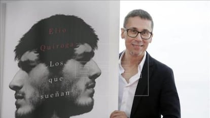 Elio Quiroga, ayer en el festival de Sitges con la portada de su novela.