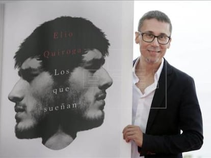 Elio Quiroga, ahir al Festival de Sitges amb la portada de la seva novel·la.