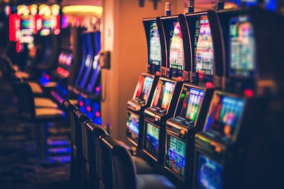 Filas de máquinas tragamonedas de un Casino