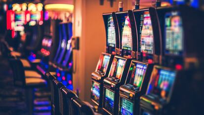 Filas de máquinas tragamonedas de un Casino