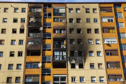 Edifici incendiat al barri de Sant Roc de Badalona.
