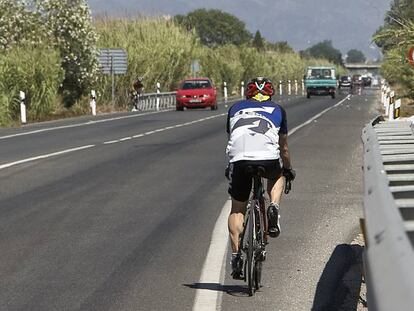 Un ciclista circula por una carretera espa&ntilde;ola, en una imagen de archivo.