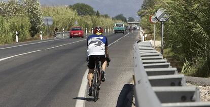 Un ciclista circula per una carretera espanyola, en una imatge d'arxiu.