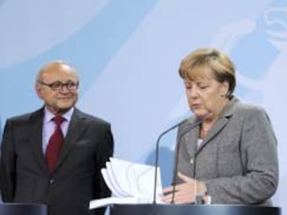 La canciller alemana, Angela Merkel (d), observa el informe anual del Consejo Asesor de Economistas del Gobierno Alemán, los llamados "cinco sabios", junto al presidente del grupo, Wolfgang Franz (i), en Berlín, Alemania. EFE/Archivo