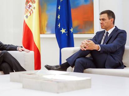 El presidente del Gobierno, Pedro Sánchez, y el comisario europeo de Asuntos Económicos y Monetarios, Pierre Moscovici