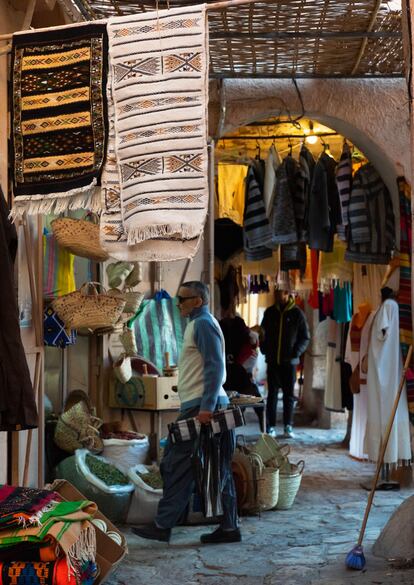 Tienda de alfombras, una de las principales industrias de la zona, en un zoco de Gardaya. 