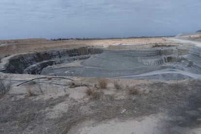 El tajo abierto que se excav en el Pinabete es un crter de 375 metros de largo por otros 320 metros de ancho y 62 metros de profundidad. 