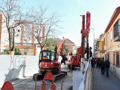 Derribo de las viviendas afectadas por la inestabilidad de los terrenos de la construcción de la línea 7B de Metro de San Fernando de Henares, a 14 de marzo de 2023.