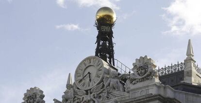 Reloj en la fachada de la sede del Banco de España, en la Plaza de Cibeles en Madrid. EFE/Archivo