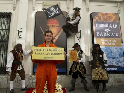 Marcha de Greenpeace frente a la Casa de San Juan.