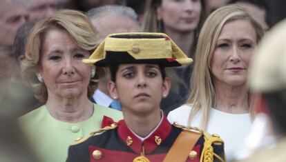 Esperanza Aguirre y Cristina Cifuentes, durante el desfile en la Puerta del Sol.
