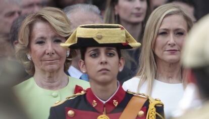 Esperanza Aguirre y Cristina Cifuentes, durante el desfile en la Puerta del Sol. 