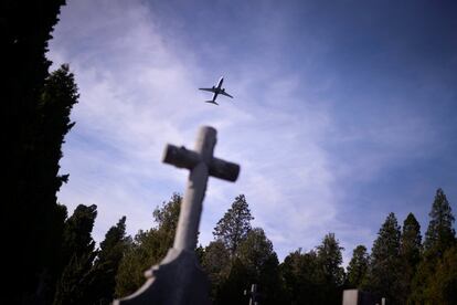 Un avión sobrevuela el cementerio de Derio, Vizcaya.