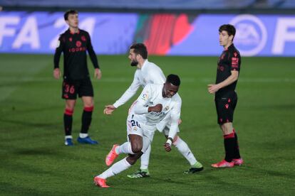 Vinicius celebra el gol del empate con Zubimendi