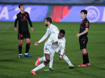 Vinicius celebra el gol del empate con Zubimendi, Nacho y Aihen en segundo término.