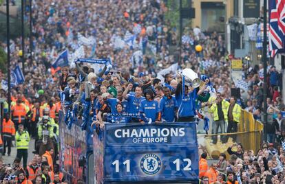 El autobús que porta a los jugadores del Chelsea atraviesa una calle londinense.