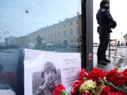 Ramos de flores y un póster del bloguero Vladlén Tatarsky, el lunes cerca del lugar del atentado en San Petersburgo.