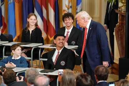 Donald Trump, con algunos de los estudiantes que acudieron a la firma del decreto.