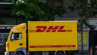 Un camión de la empresa de mensajería y paquetería DHL