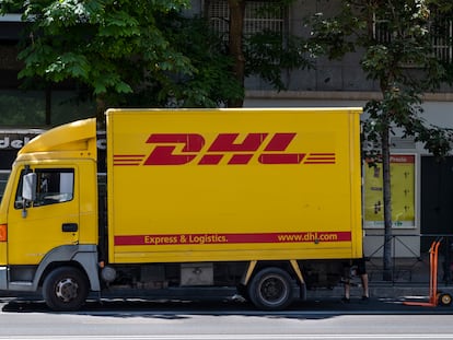 Un camión de la empresa de mensajería y paquetería DHL