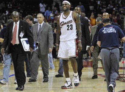 LeBron James abandona la cancha con sangre en la rodilla izquierda y un golpe en un muslo.