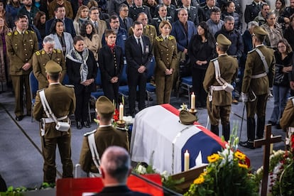 Autoridades chilenas asisten al funeral del suboficial mayor Carlos Cisterna, uno de los tres carabineros asesinados, en Curanilahue.