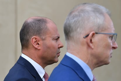 El ministro australiano de Comunicaciones, Paul Fletcher, y el del Tesoro, Josh Frydenberg, anunciando las enmiendas el 23 de febrero. 