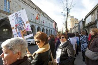 Varios colectivos, entre ellos afectados por las preferentes de Liberbank (en la imagen) y por las sentencias de derribo, durante una manifestación en Santander. EFE/Archivo