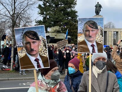 Manifestantes con carteles contra Putin en una protesta contra la guerra en Berlín, ante el Monumento de guerra soviético de Tiergarten, este 27 de febrero.