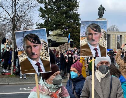 Manifestantes con carteles contra Putin en una protesta contra la guerra en Berlín, ante el Monumento de guerra soviético de Tiergarten, este 27 de febrero.