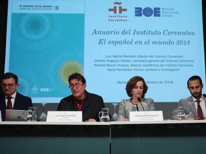 Desde la izquierda, el director académico del Instituto Cervantes, Richard Bueno; su director, Luis García Montero; la secretaria general, Carmen Noguero, y el profesor David Fernández Vitores, en la presentación de 'El español en el mundo 2018'.