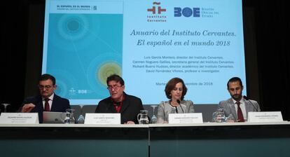 Desde la izquierda, el director académico del Instituto Cervantes, Richard Bueno; su director, Luis García Montero; la secretaria general, Carmen Noguero, y el profesor David Fernández Vitores, en la presentación de 'El español en el mundo 2018'.