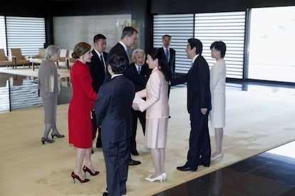 El rey Felipe VI saluda al primer ministro Shinzo Abe (2d), en presencia de su esposa Akie Abe (d) y el emperador Akihito (4d), mientras la Reina Letizia saluda a la Princesa Masako, en presencia del Príncipe heredero Naruhito (2i), durante la ceremonia de bienvenida ofrecida a los monarcas en el Palacio Imperial, en Tokio (Japón).