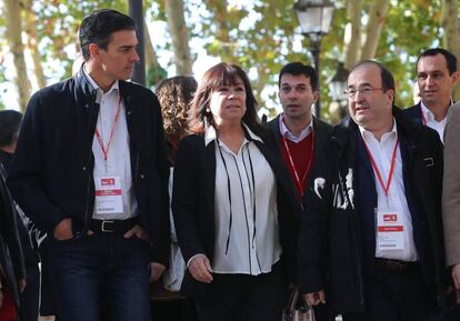 El secretario general del PSOE, Pedro S&aacute;nchez, y la presidenta, Cristina Narbona, junto a Miquel Iceta, camino a la reuni&oacute;n del Comit&eacute; Federal del partido.