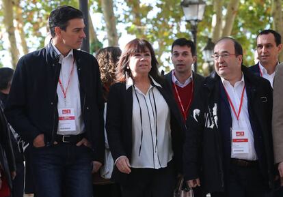 El secretario general del PSOE, Pedro Sánchez, y la presidenta, Cristina Narbona, junto a Miquel Iceta, camino a la reunión del Comité Federal del partido.