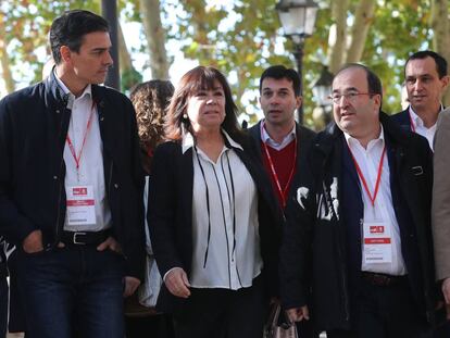 El secretario general del PSOE, Pedro S&aacute;nchez, y la presidenta, Cristina Narbona, junto a Miquel Iceta, camino a la reuni&oacute;n del Comit&eacute; Federal del partido.