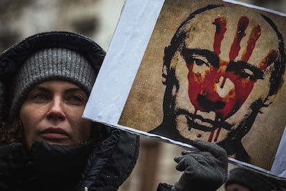 Una mujer protesta contra la invasión rusa mostrando una rostro ensangrentado de Putin el pasado día 6 en Belgrado. ANDREJ ISAKOVIC (AFP)