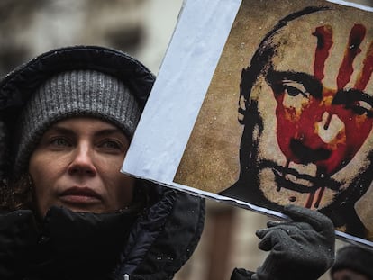 Una mujer protesta contra la invasión rusa mostrando una rostro ensangrentado de Putin el pasado día 6 en Belgrado.  ANDREJ ISAKOVIC (AFP)