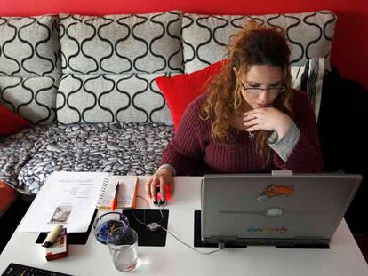 Raquel Rioja rastrea ofertas de empleo a través del ordenador.