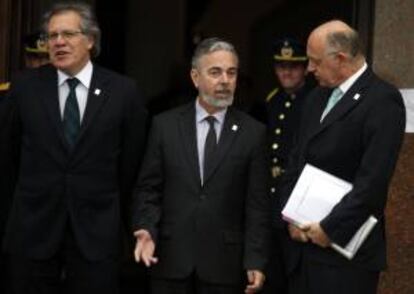 Los cancilleres de Uruguay, Luis Almagro (i), Brasil, Antonio Patriota (c), y Argentina Héctor Timerman, hablan este jueves 11 de julio de 2013, a su llegada al Edificio Mercosur en Montevideo (Uruguay).