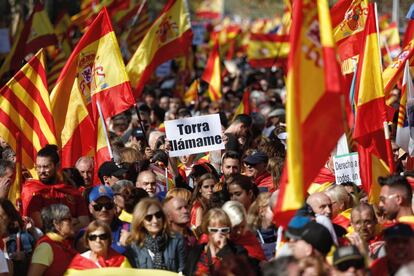 El constitucionalismo ha salido a la calle para mostrar su rechazo al proceso independentista y a la ola de protestas que surgió tras al conocer la condena del Tribunal Supremo a los líderes encarcelados.