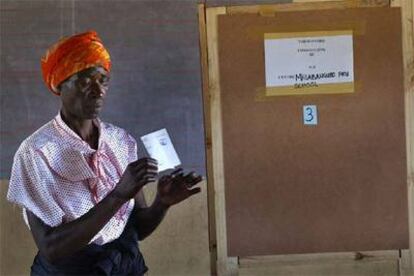 Una mujer se prepara a votar, ayer en un centro de la ciudad de Tsholotsho, en el sur del Zimbabue.