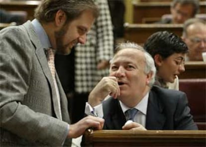 Gonzalo de Arístegui (PP) conversa con el próximo ministro de Exteriores, Miguel Ángel Moratinos.