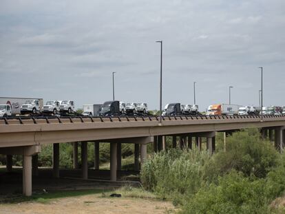 Camiones con mercancías esperan para cruzar el puente fronterizo entre Laredo (Texas) y Colombia (Nuevo León).