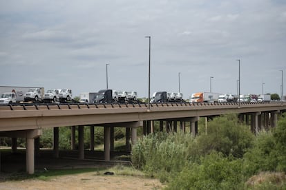 Camiones con mercancías esperan para cruzar el puente fronterizo entre Laredo (Texas) y Colombia (Nuevo León).